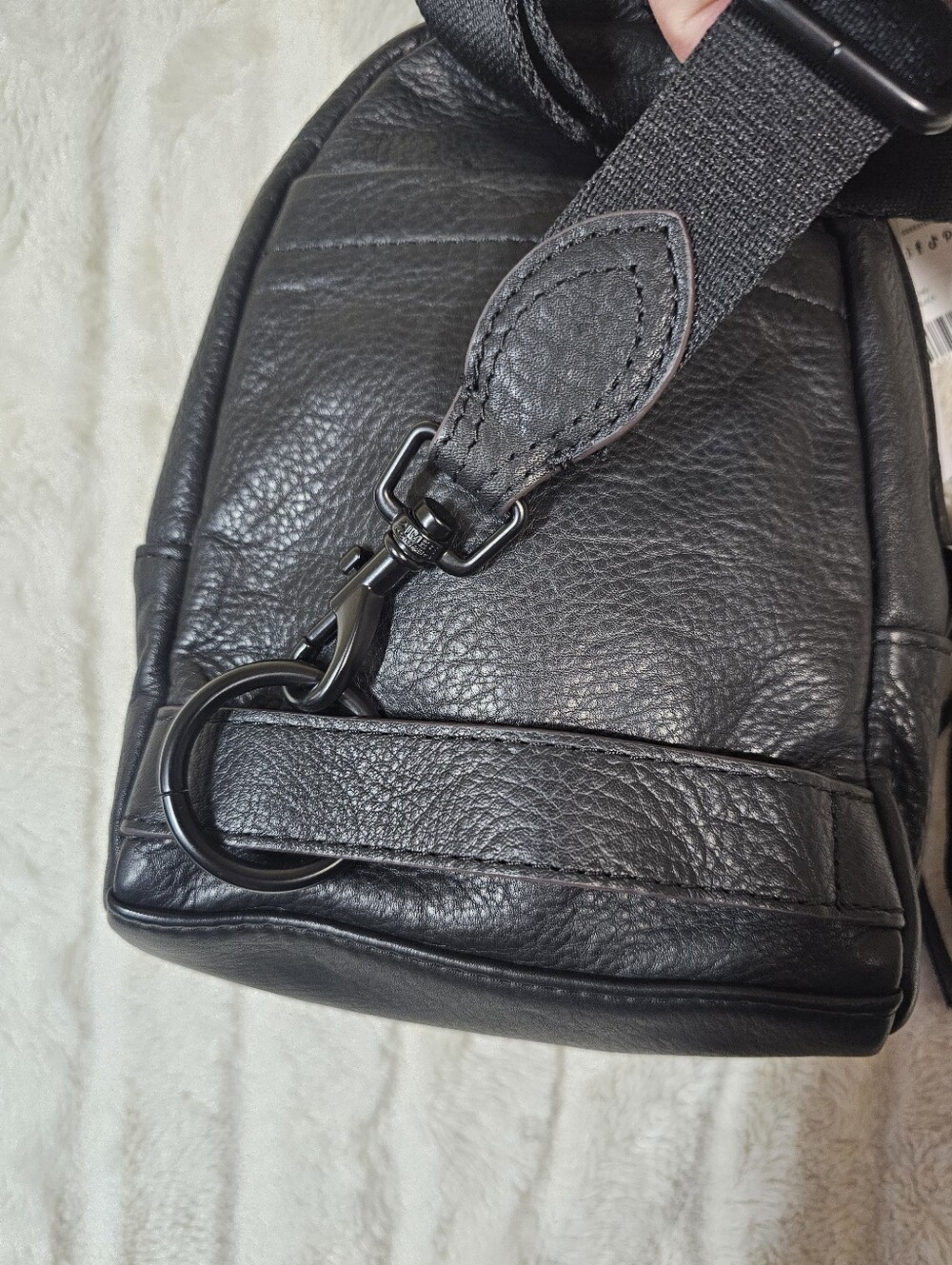 NWT Aimee Kestenberg Black Pebbled Small Crossbody Bag Zip Lined Pockets - Picture 2 of 9